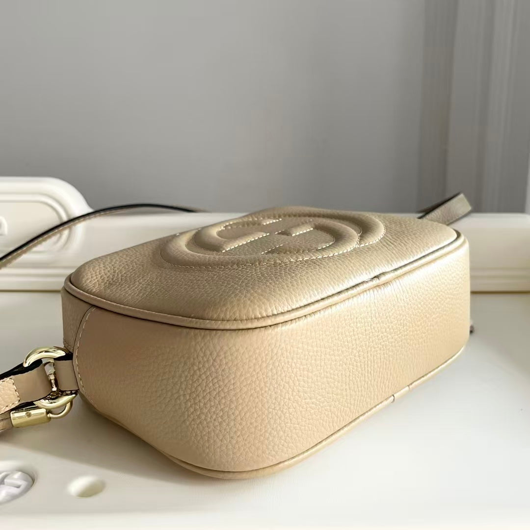 Pokročilá crossbody kabelka z oblázkové kůže