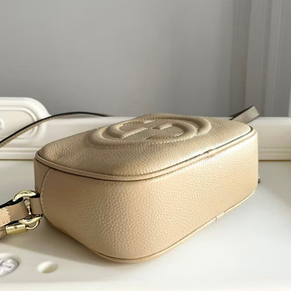 Pokročilá crossbody kabelka z oblázkové kůže