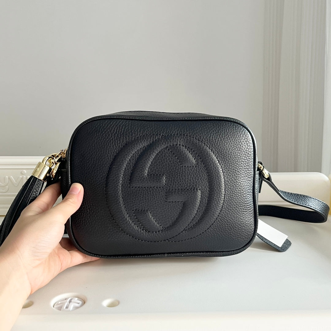 Pokročilá crossbody kabelka z oblázkové kůže