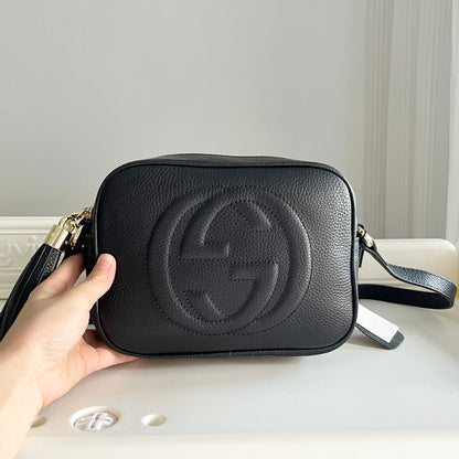 Pokročilá crossbody kabelka z oblázkové kůže