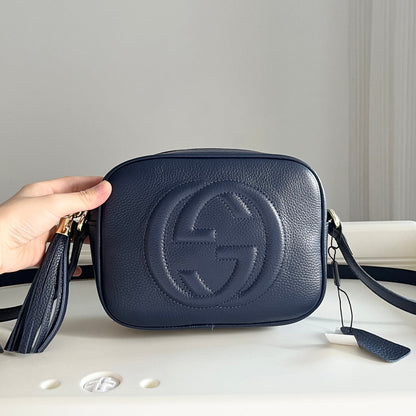 Pokročilá crossbody kabelka z oblázkové kůže
