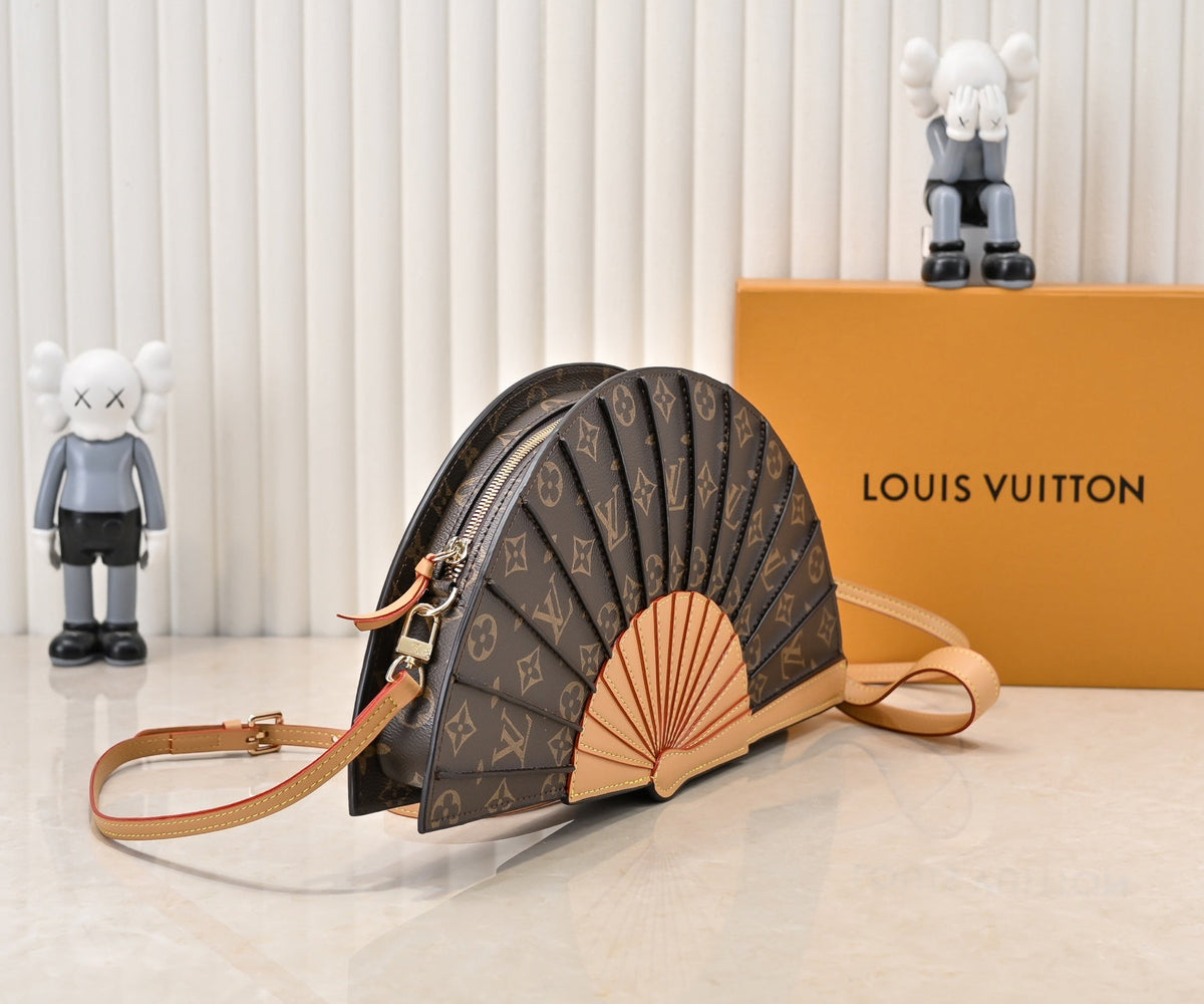 Elegantní kožená crossbody kabelka ve tvaru vějíře