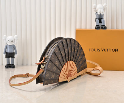 Elegantní kožená crossbody kabelka ve tvaru vějíře