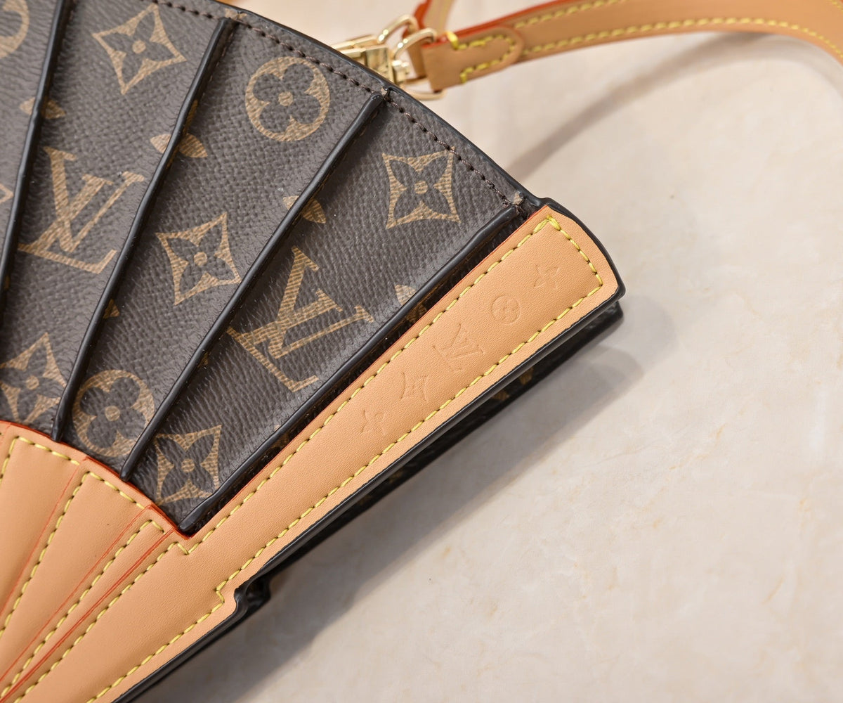 Elegantní kožená crossbody kabelka ve tvaru vějíře