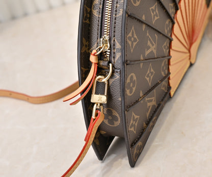 Elegantní kožená crossbody kabelka ve tvaru vějíře