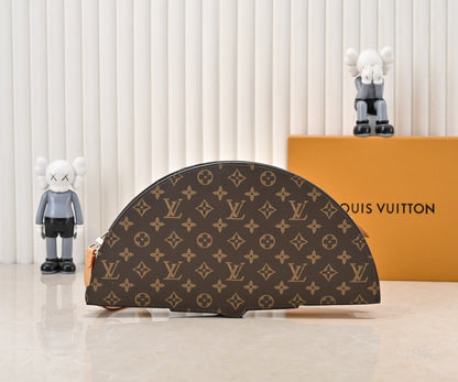 Elegantní kožená crossbody kabelka ve tvaru vějíře
