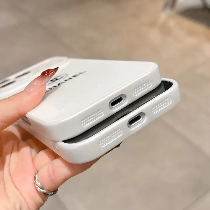 Klasický minimalistický luxusný obal na iPhone – biela lesklá edícia