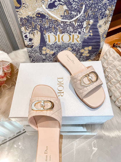 High-end diamond-quilted single-strap flat slides with pearl rings