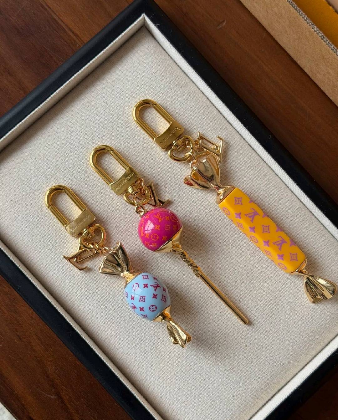 1V key chain-713