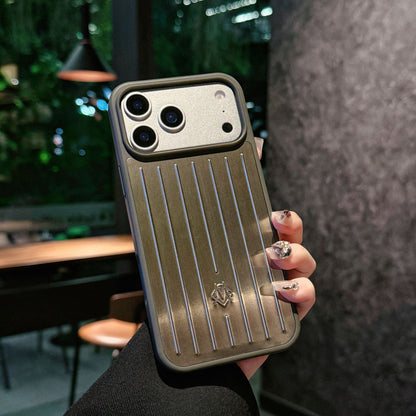 Coque iPhone à armure métallique côtelée – Protection élégante inspirée du voyage
