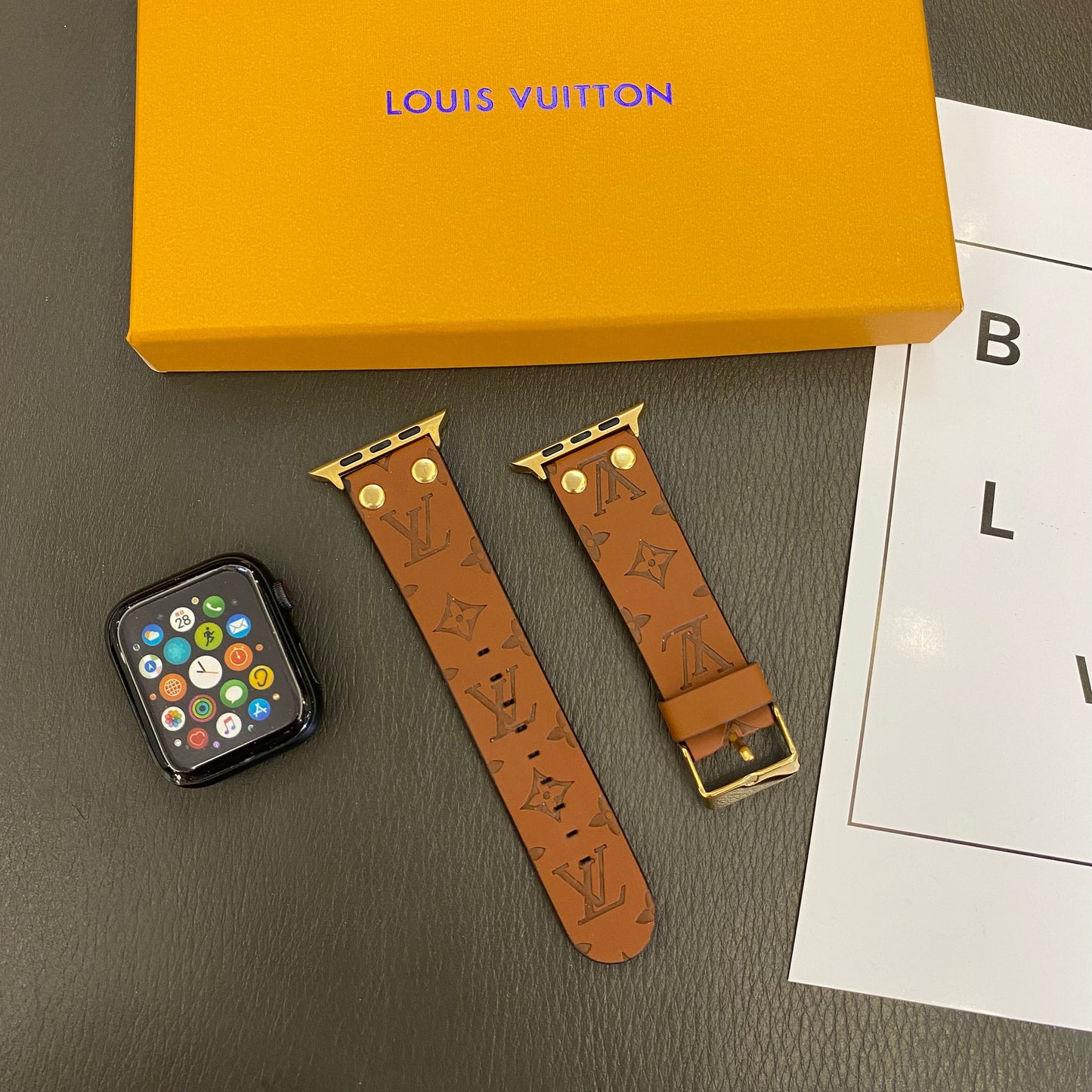 سوار Apple مع زخرفة ومسامير وشعار بارز على WATCH BANDS