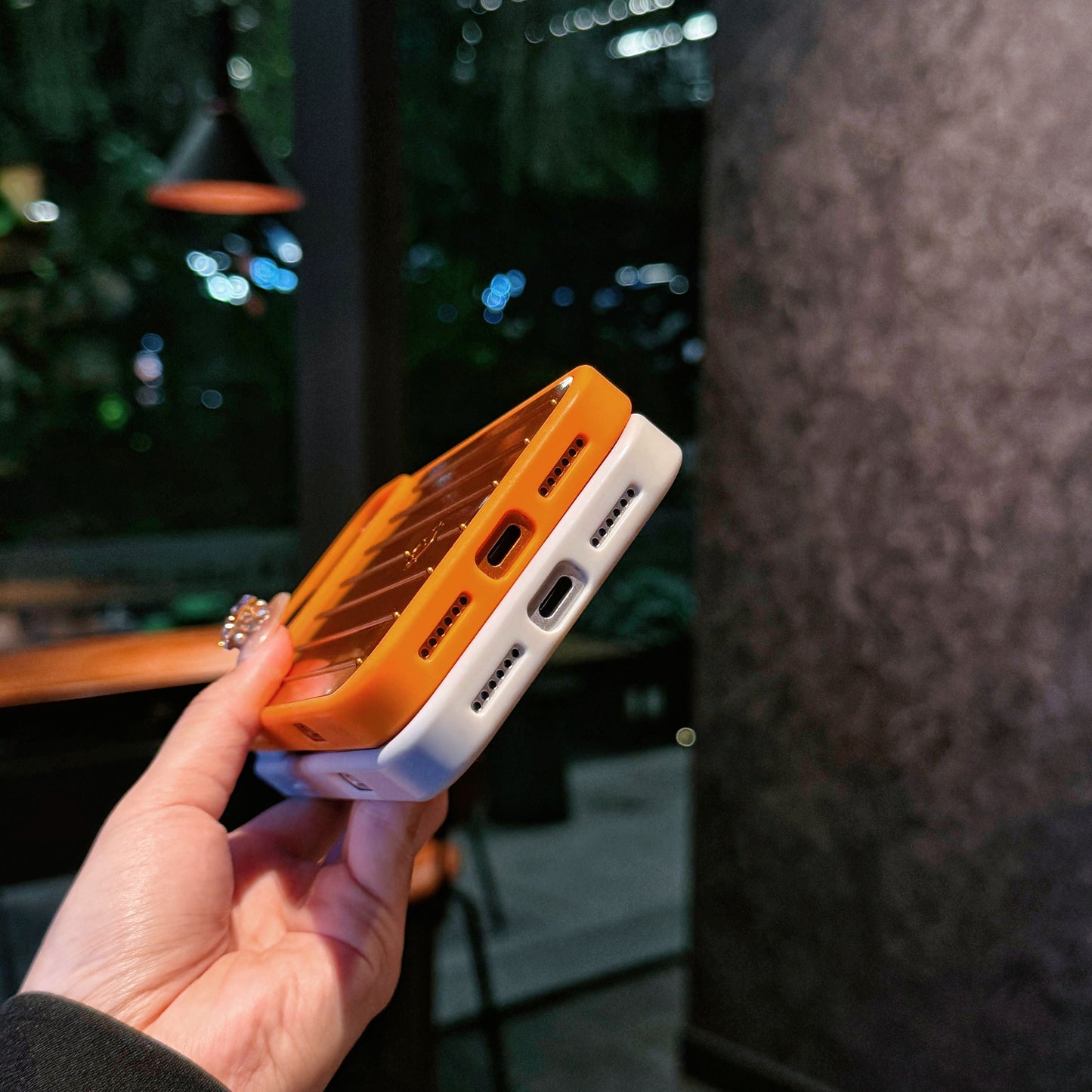 Coque iPhone à armure métallique côtelée – Protection élégante inspirée du voyage