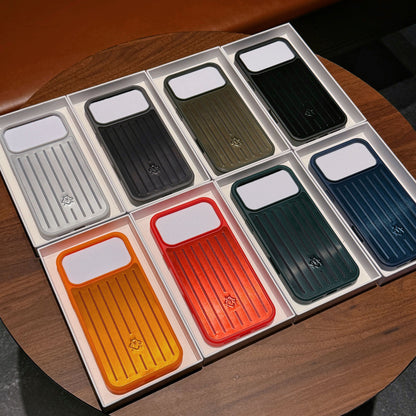 Coque iPhone à armure métallique côtelée – Protection élégante inspirée du voyage