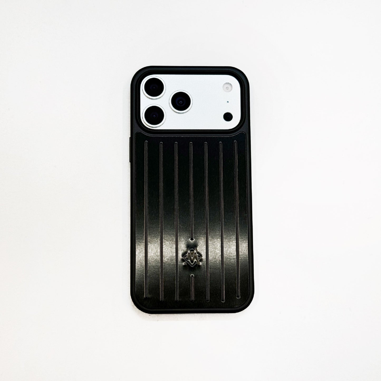 Coque iPhone à armure métallique côtelée – Protection élégante inspirée du voyage