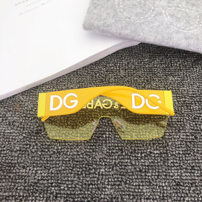 Lunettes de soleil carrées à la mode