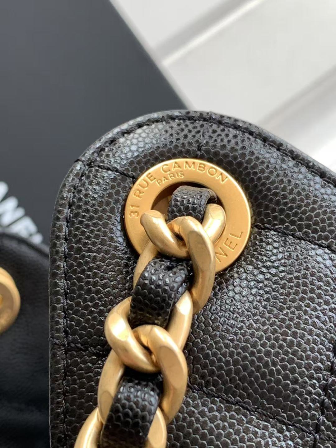 Bolsa pequena CC 25 em couro de bezerro granulado & Bolsa de metal dourado