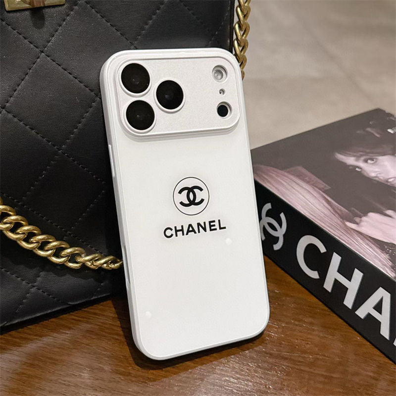 Klasický minimalistický luxusný obal na iPhone – biela lesklá edícia