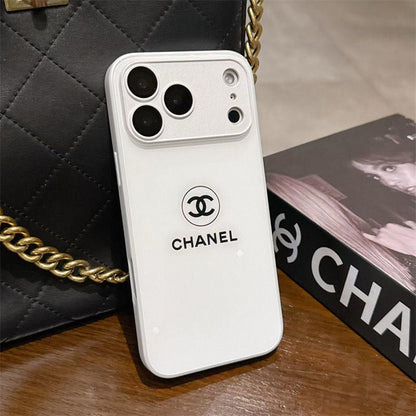 Klasický minimalistický luxusný obal na iPhone – biela lesklá edícia