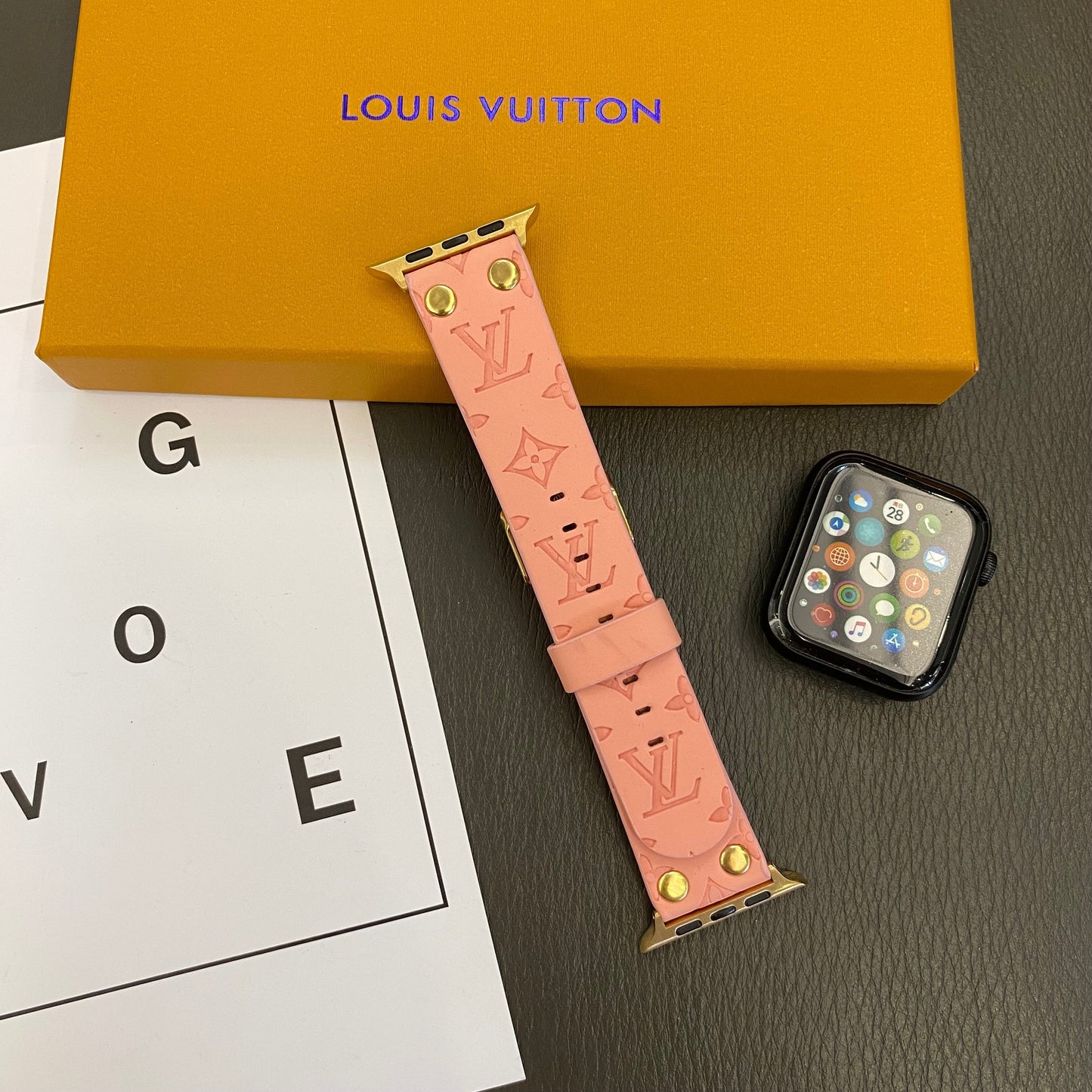 سوار Apple مع زخرفة ومسامير وشعار بارز على WATCH BANDS