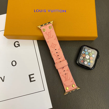 سوار Apple مع زخرفة ومسامير وشعار بارز على WATCH BANDS