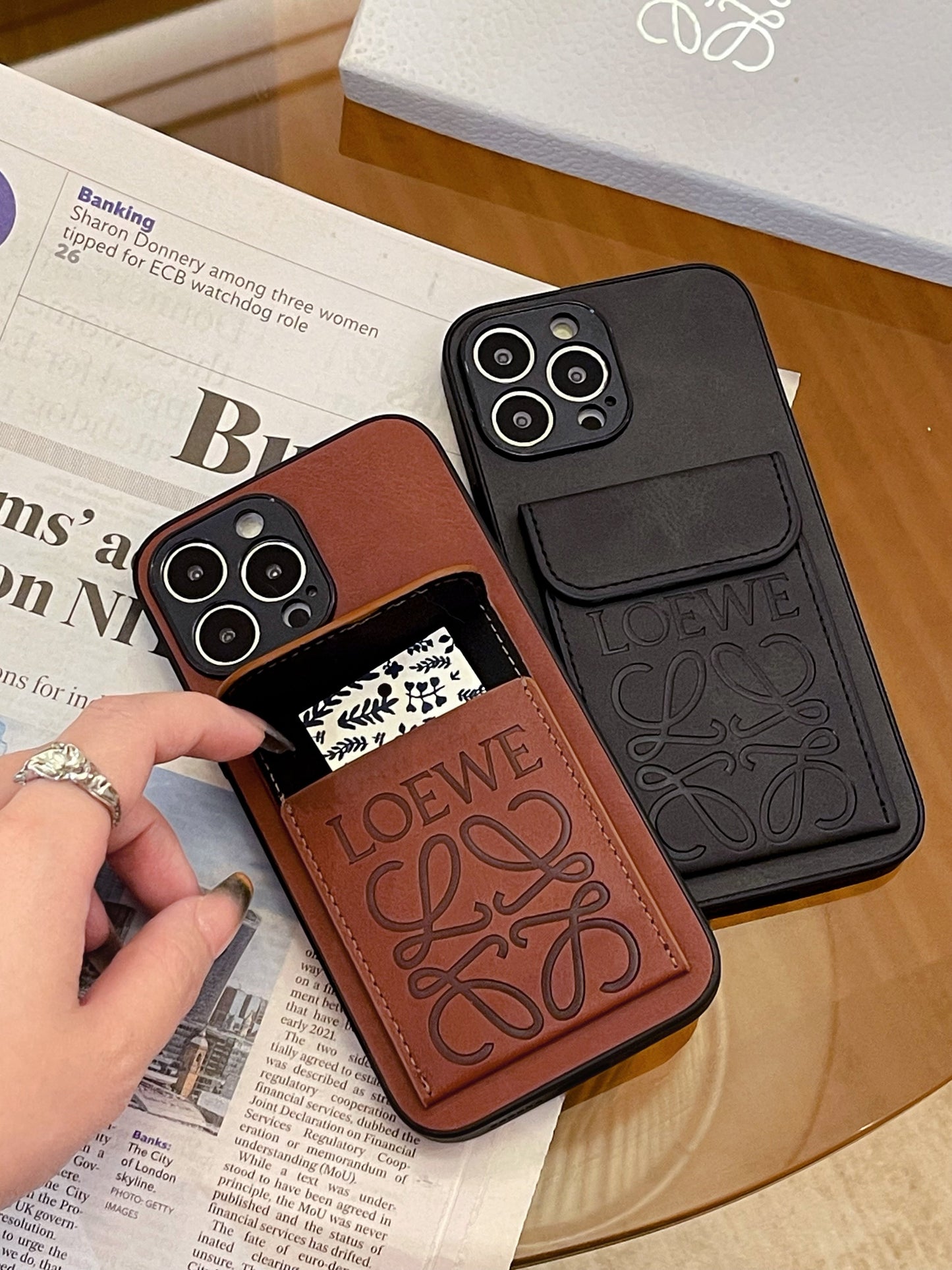 Cás iPhone só Le Sealbhóir Cárta Dubh-LZP241448