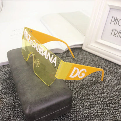 Lunettes de soleil carrées à la mode