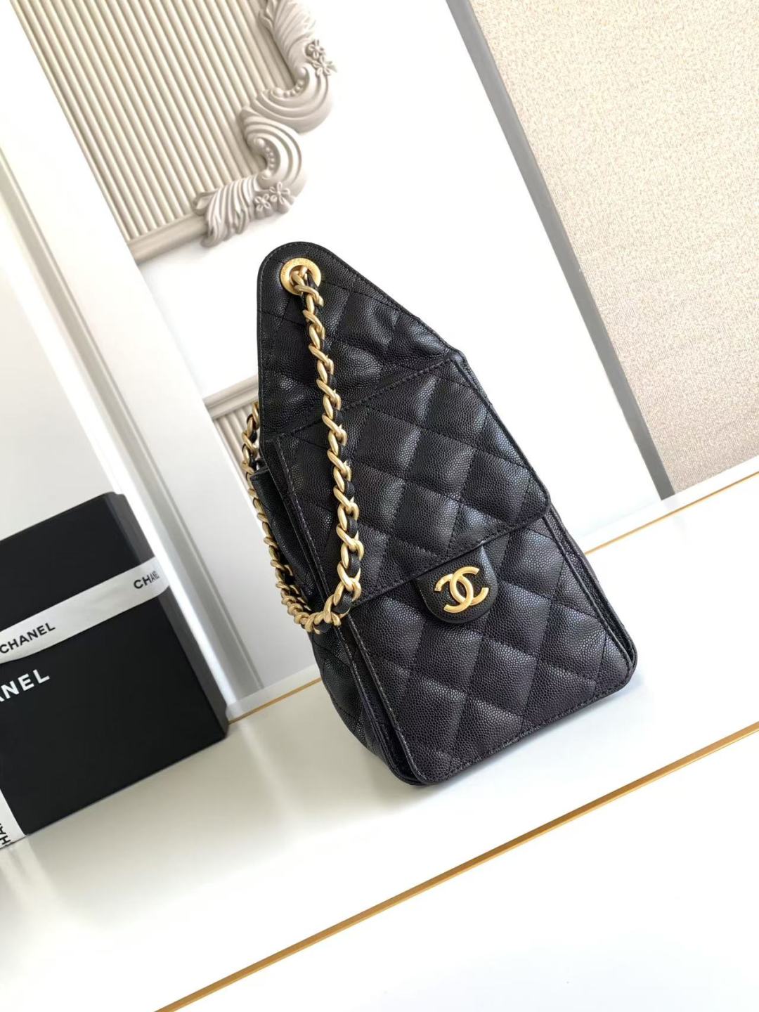 Bolsa pequena CC 25 em couro de bezerro granulado & Bolsa de metal dourado
