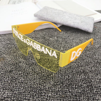 Lunettes de soleil carrées à la mode