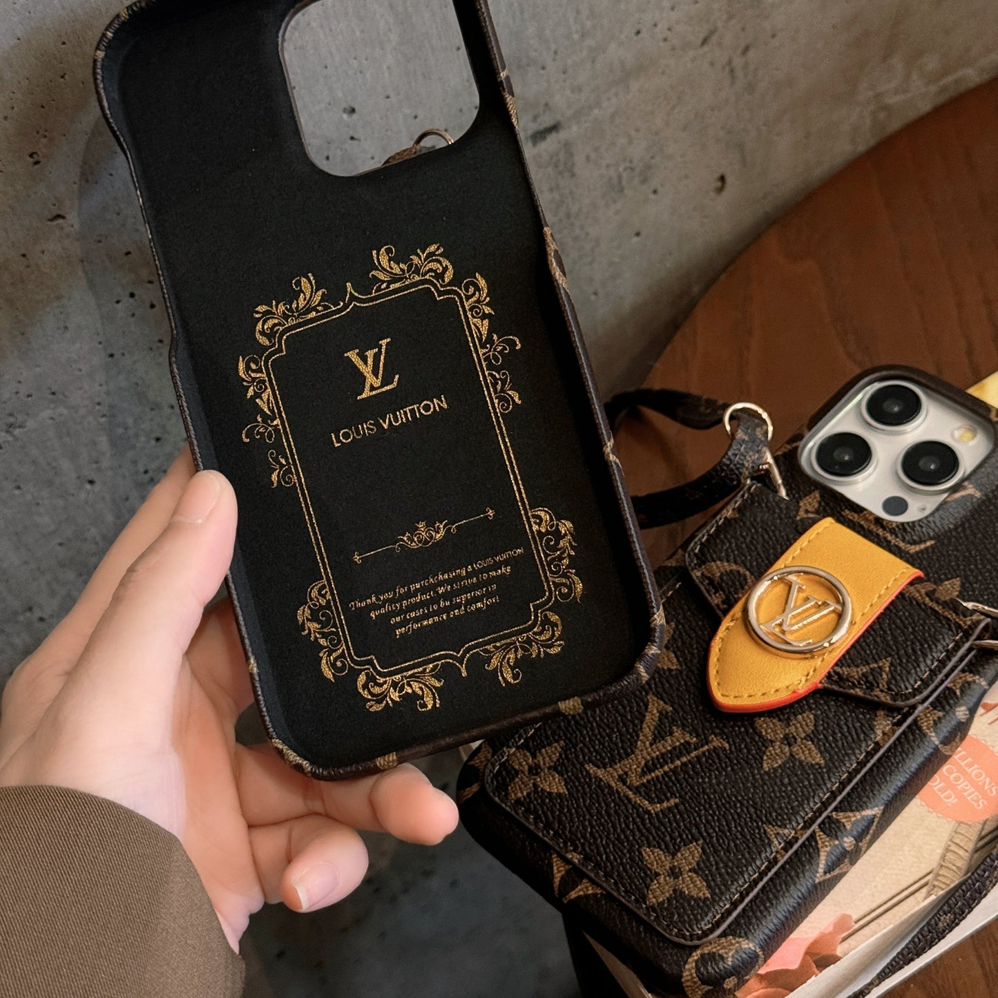Luxuriöse iPhone-Hülle mit Kartenhalter und Kette