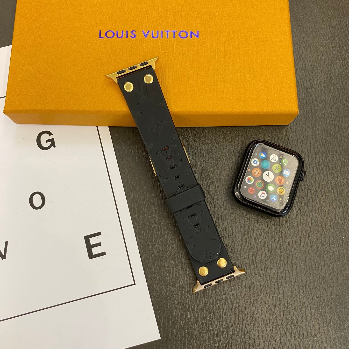 سوار Apple مع زخرفة ومسامير وشعار بارز على WATCH BANDS