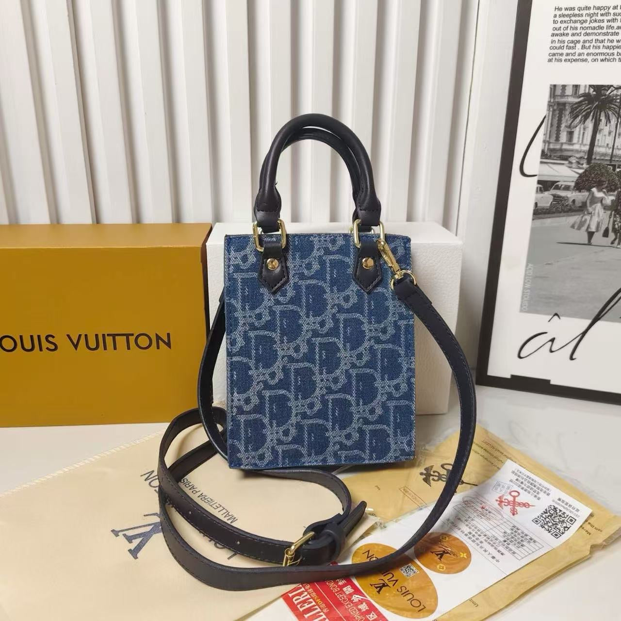 Klasická kabelka s crossbody popruhem