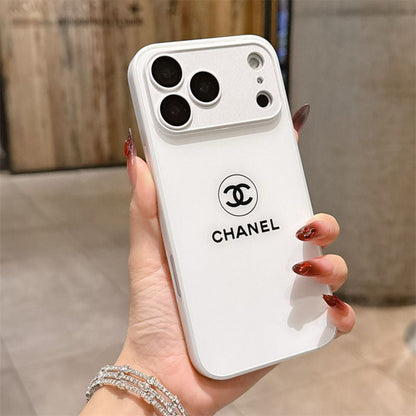 Klasický minimalistický luxusný obal na iPhone – biela lesklá edícia