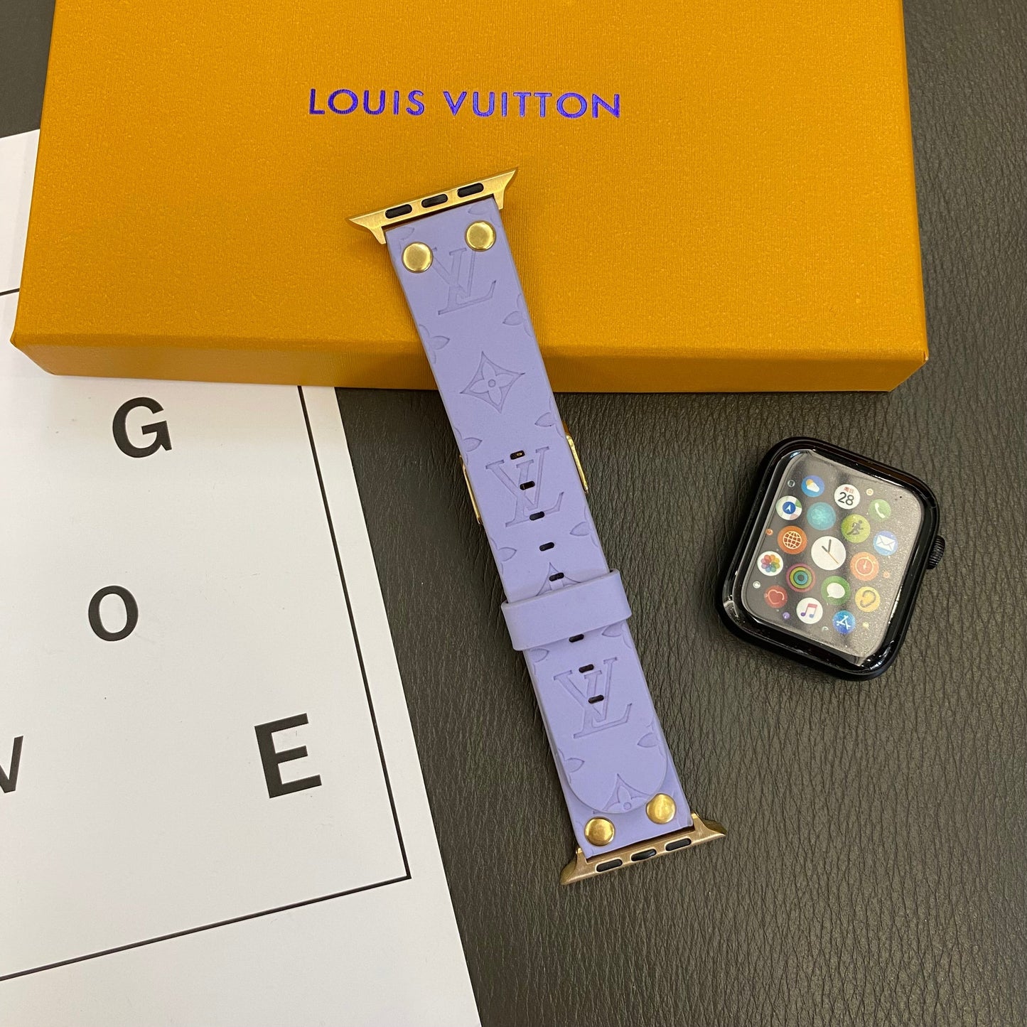 سوار Apple مع زخرفة ومسامير وشعار بارز على WATCH BANDS
