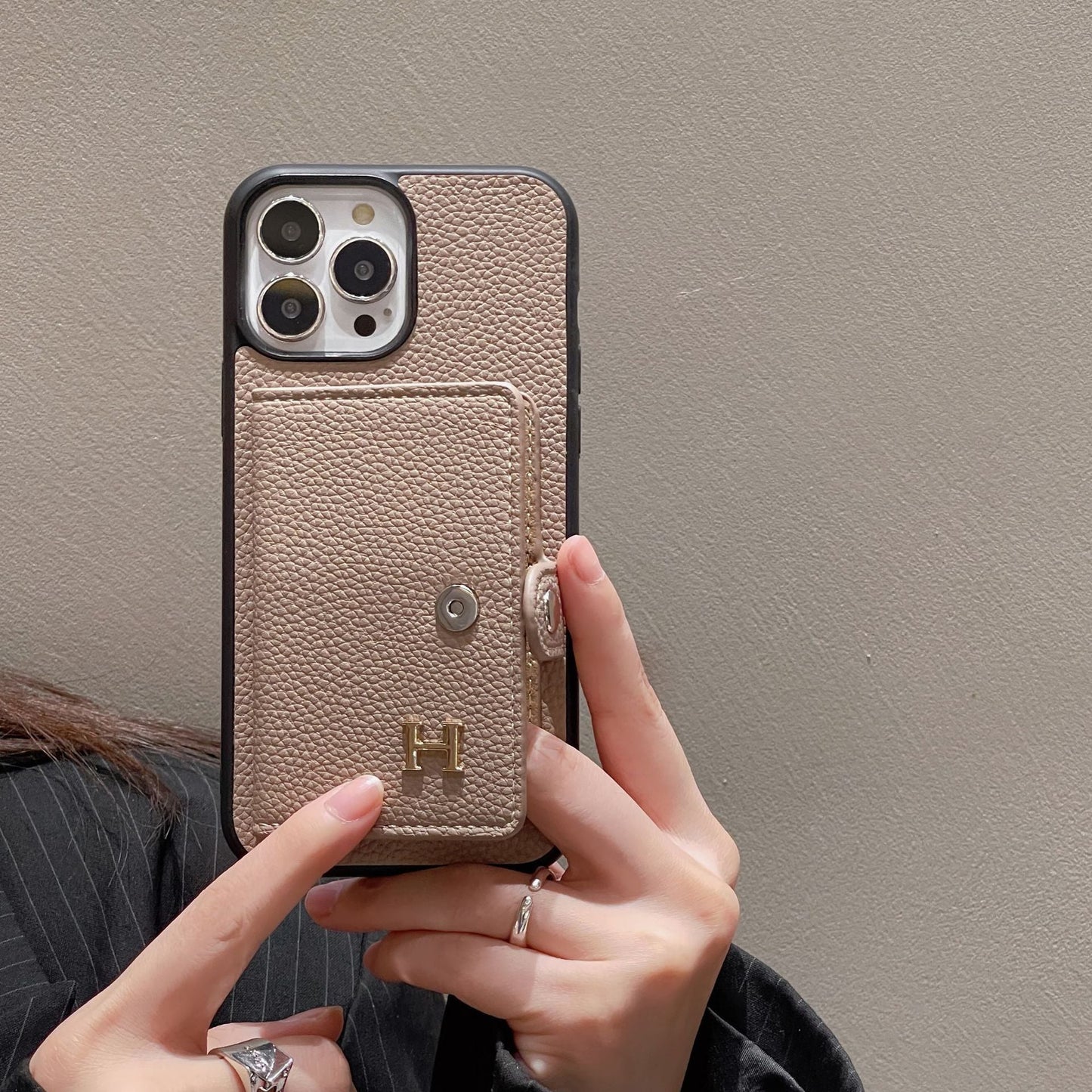 H iPhone-Hülle mit Kartenhalter aus Leder