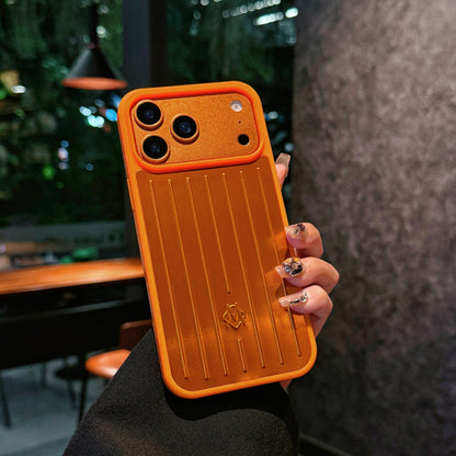 Coque iPhone à armure métallique côtelée – Protection élégante inspirée du voyage