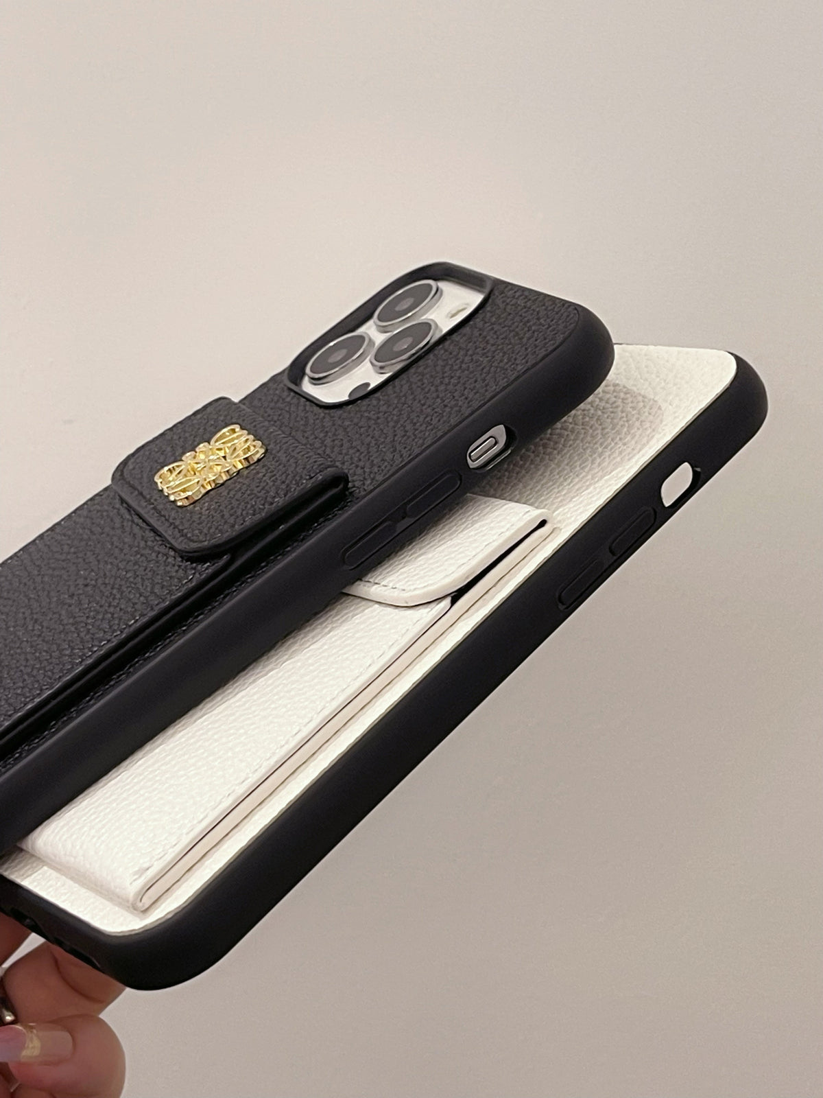 Luxuriöse iPhone-Hülle mit Kartenhalter Schwarz-QBK240603