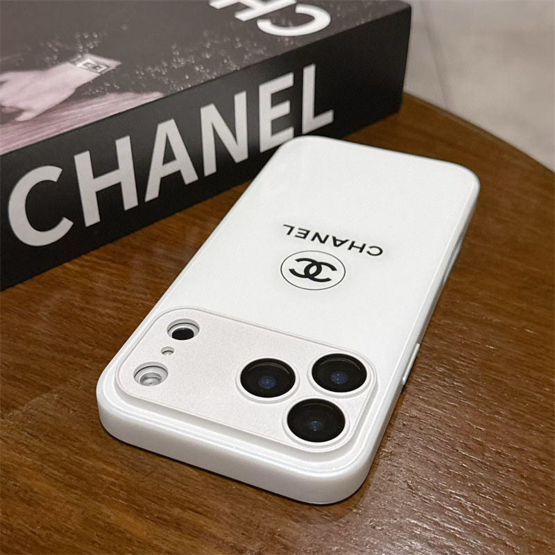 Klasický minimalistický luxusný obal na iPhone – biela lesklá edícia