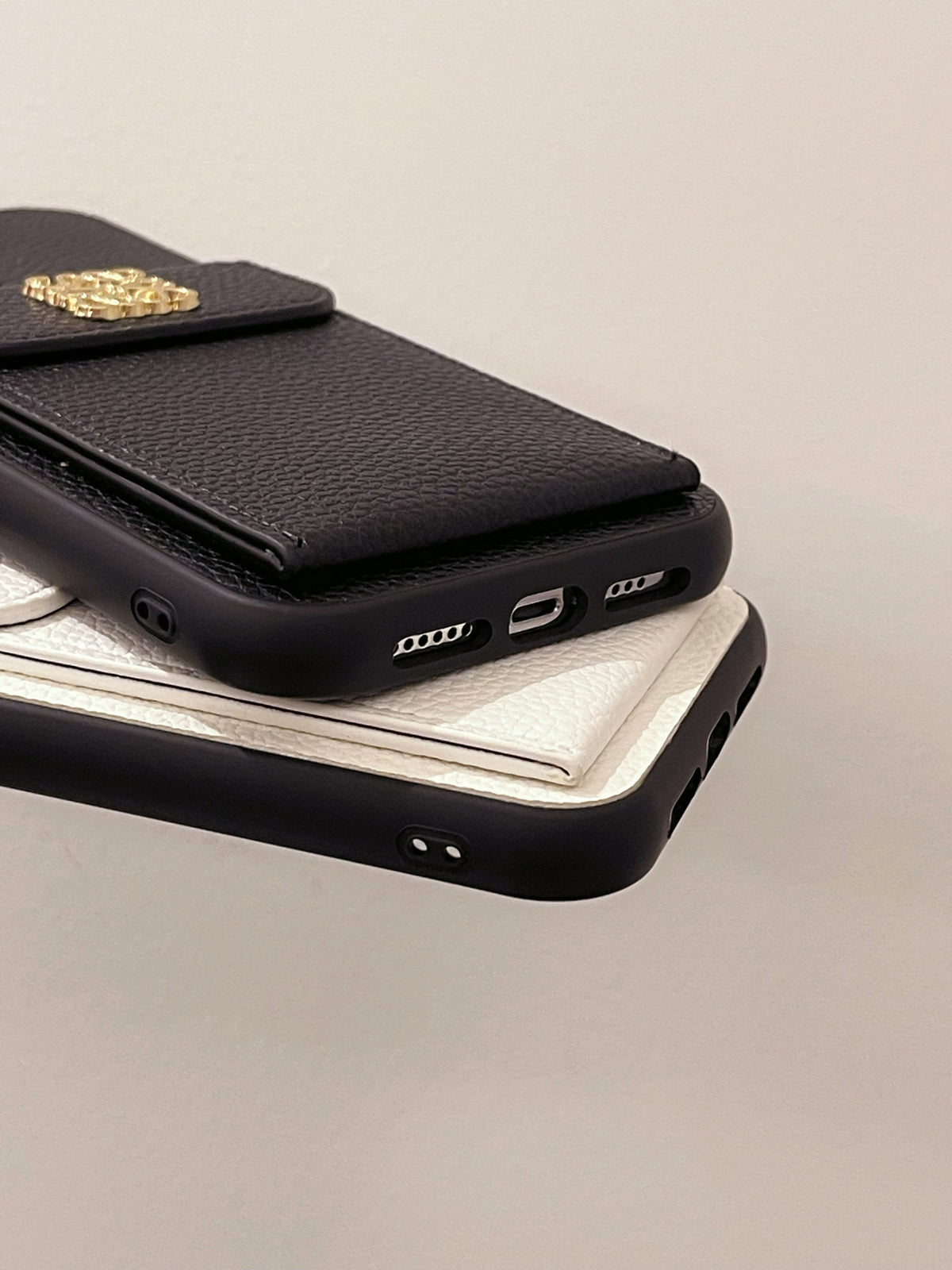 Luxuriöse iPhone-Hülle mit Kartenhalter Schwarz-QBK240603