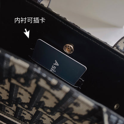 Klasická kabelka s crossbody popruhem