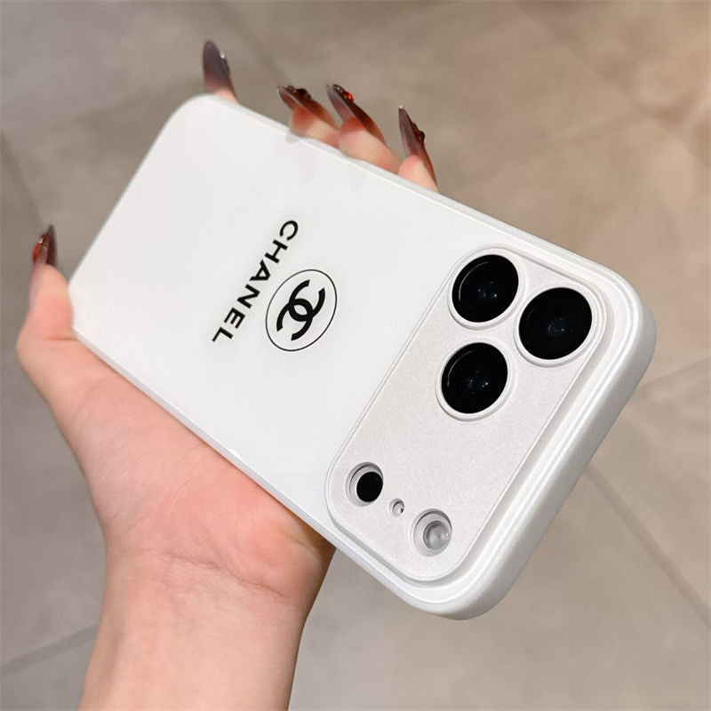 Klasický minimalistický luxusný obal na iPhone – biela lesklá edícia