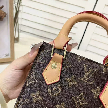 Klasická kabelka s crossbody popruhem