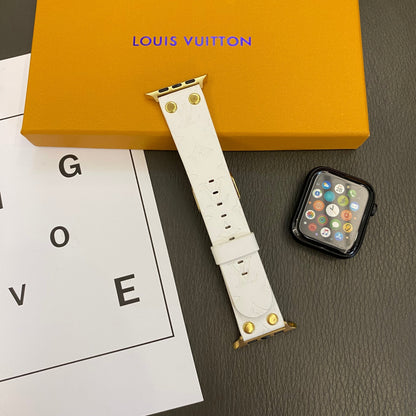 سوار Apple مع زخرفة ومسامير وشعار بارز على WATCH BANDS