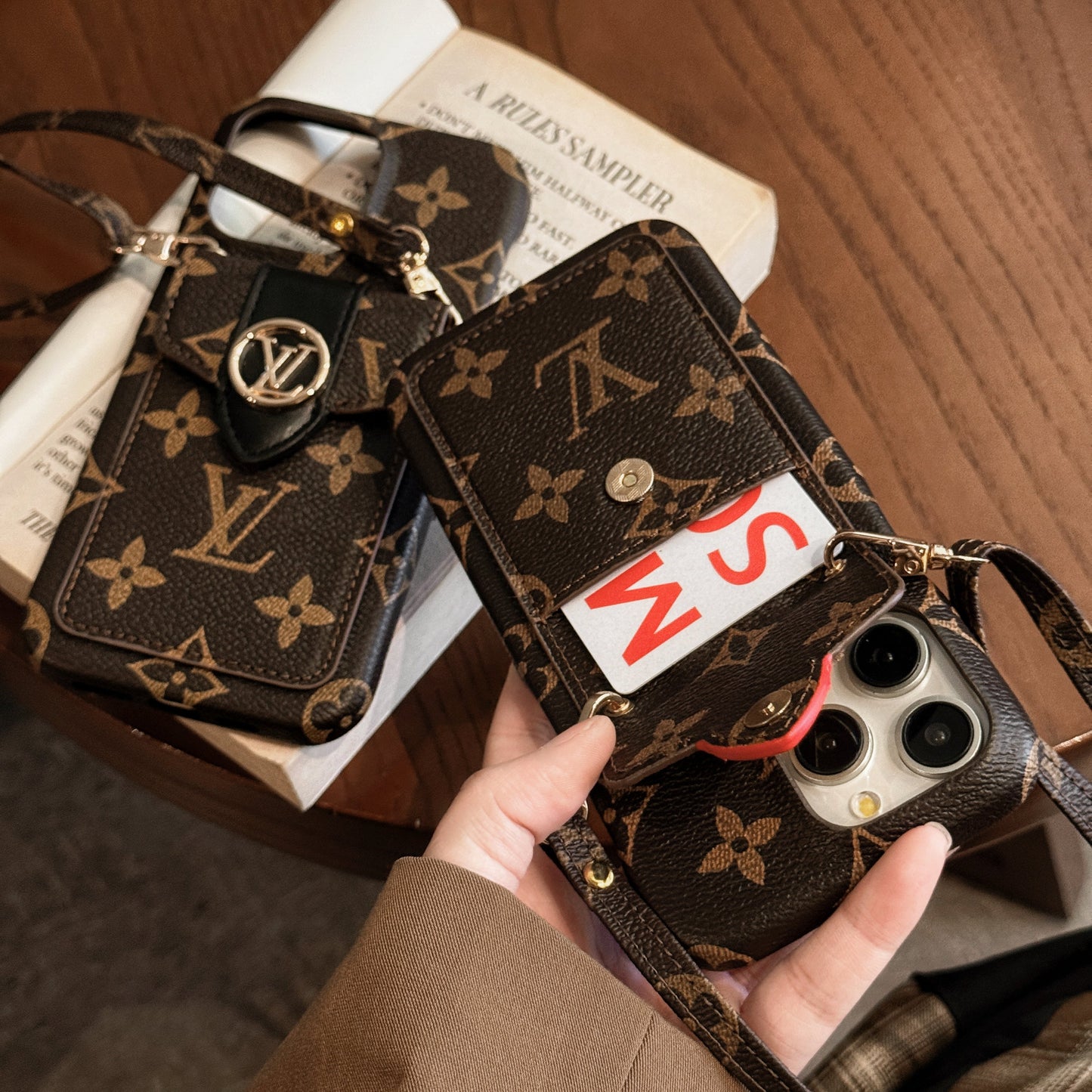 Luxuriöse iPhone-Hülle mit Kartenhalter und Kette