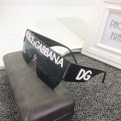 Lunettes de soleil carrées à la mode