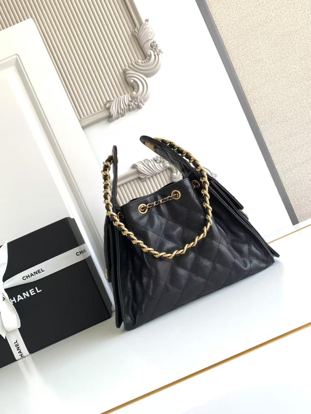 Bolsa pequena CC 25 em couro de bezerro granulado & Bolsa de metal dourado