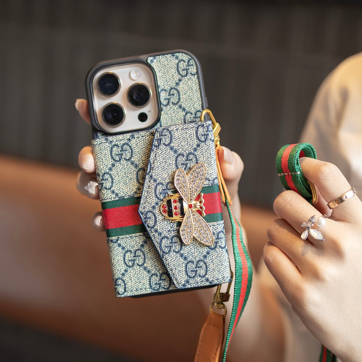Ardchás iPhone Crossbody Préimh le Sealbhóir Cárta & Strap Gualainn