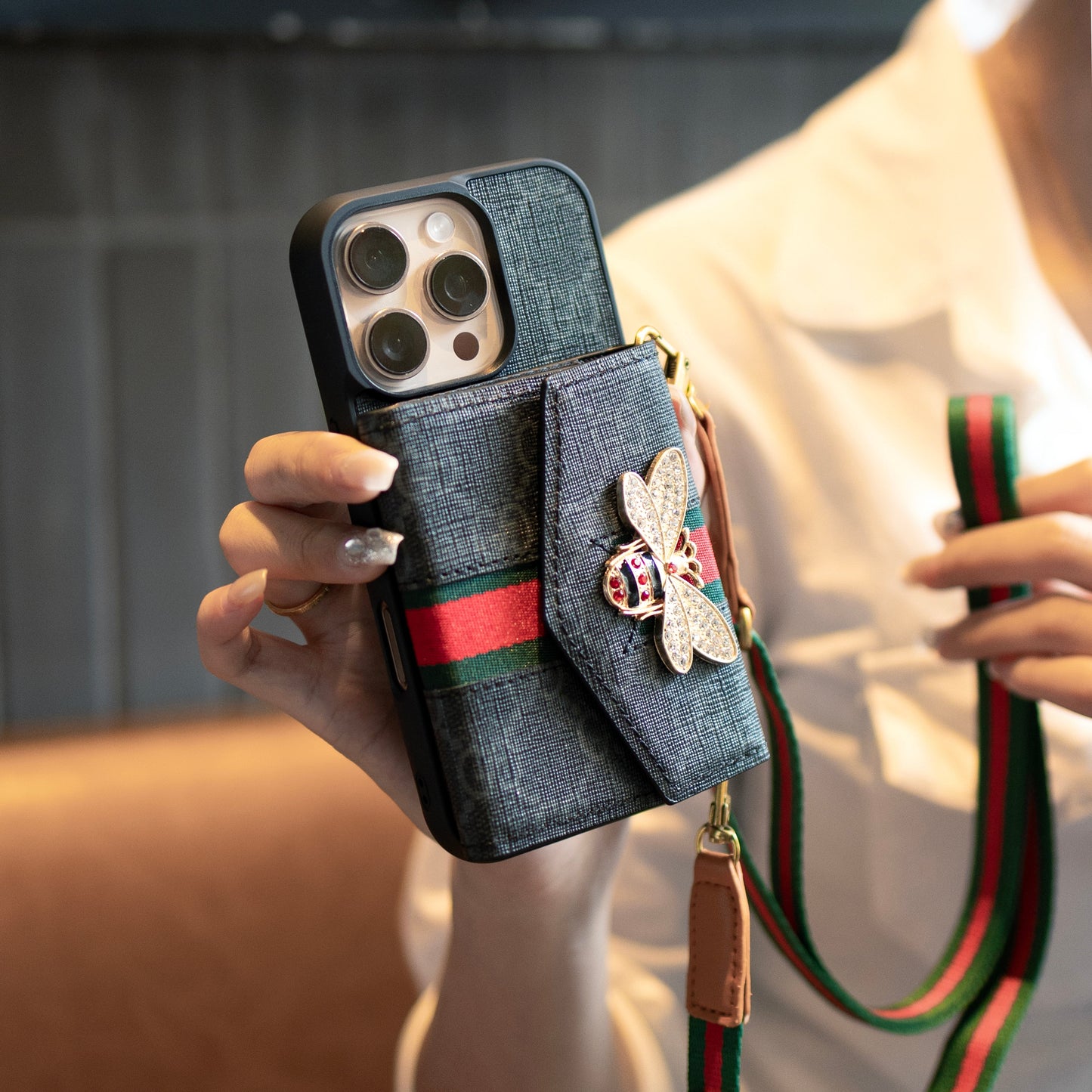 Ardchás iPhone Crossbody Préimh le Sealbhóir Cárta & Strap Gualainn