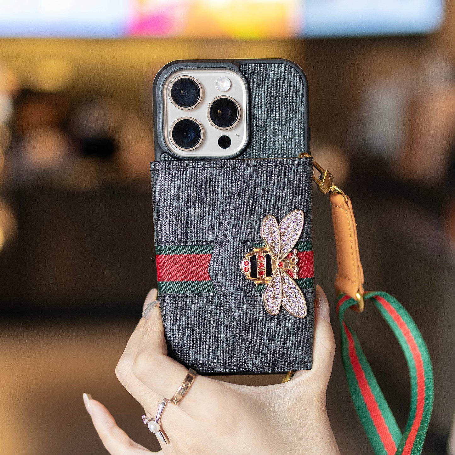 Ardchás iPhone Crossbody Préimh le Sealbhóir Cárta & Strap Gualainn