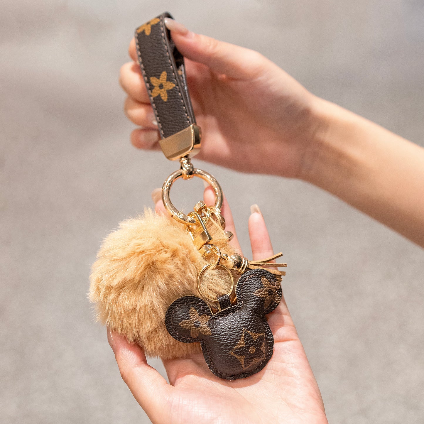 Porte-clés Mickey de luxe – Faux cuir & Charme Pom en fourrure pour sac à main ou voiture