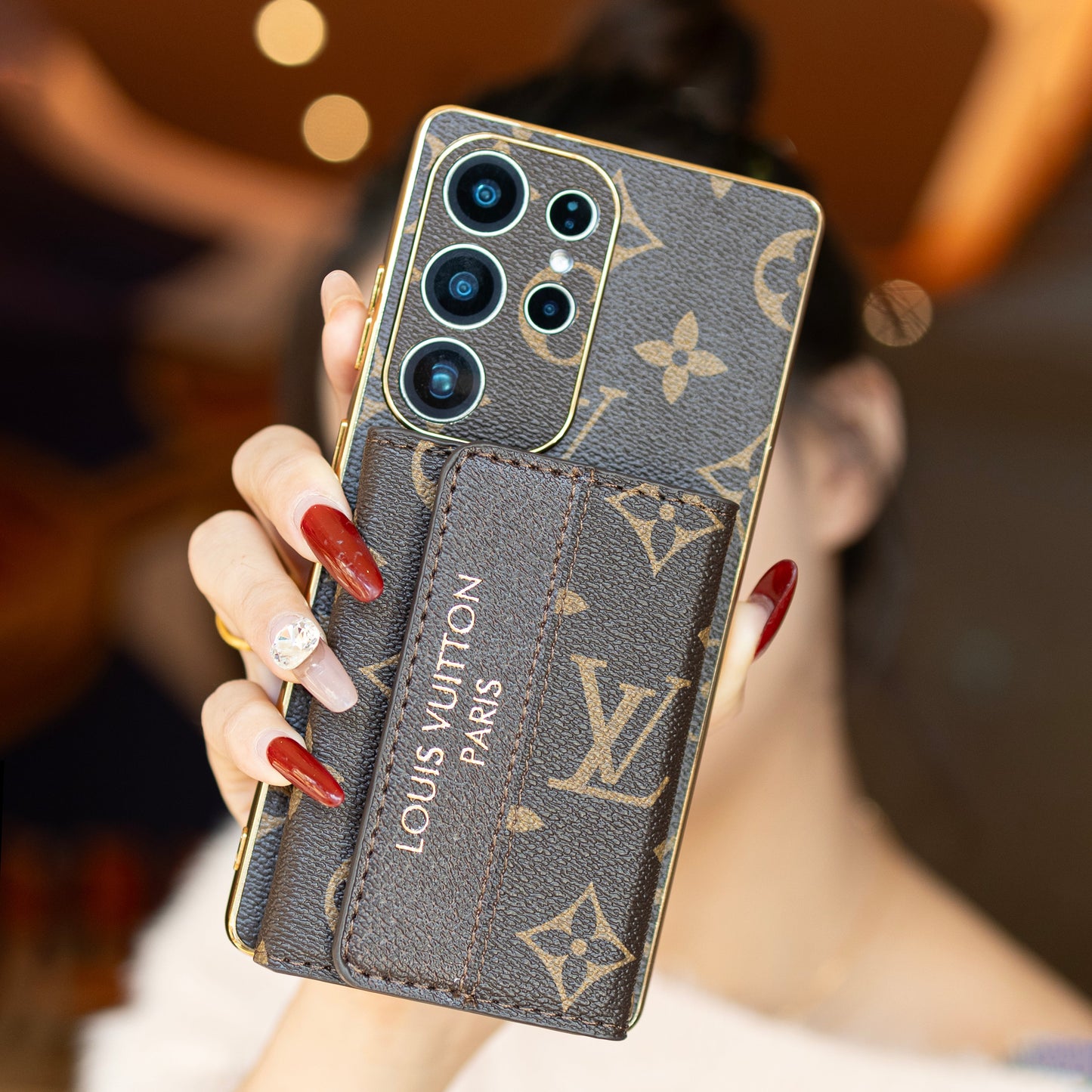 Pokročilé kožené pouzdro na telefon Samsung s peněženkou a popruhem.